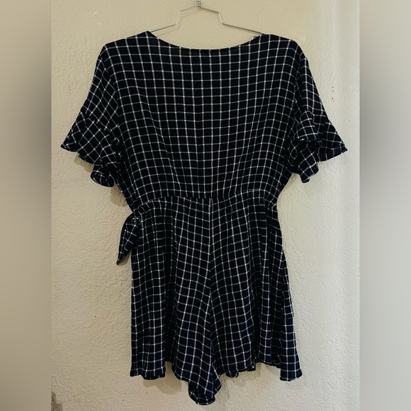 BP. Nordstrom Glen Plaid Wrap Short Sleeve Shorts Romper. Size Med blue & white - Picture 5 of 14